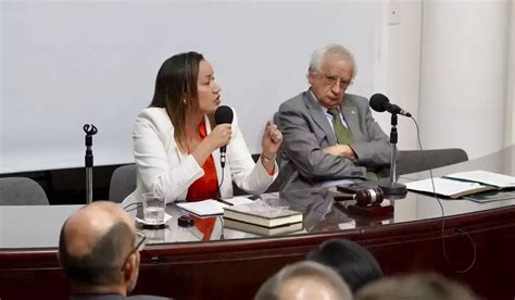 Carolina Corcho Le Ech El Agua Sucia A M Dicos Por El Problema Fiscal