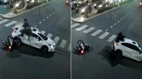 Video una moto chocó con un automovilista que hizo una mala maniobra y