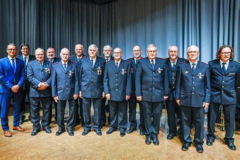 Stadt Lahr Ehrt Mitglieder Der Feuerwehr F R Und Jahre Einsatz