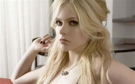 GLOSSY PHOTO PICTURE 8x10 Avril Lavigne Blonde Singer EBay