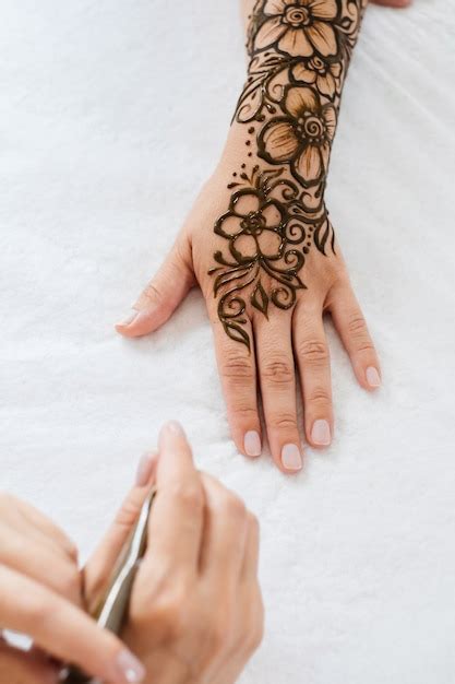 Premium Photo Henna Tattoo On Woman Hands Artist Drawing Arabic Mehndi