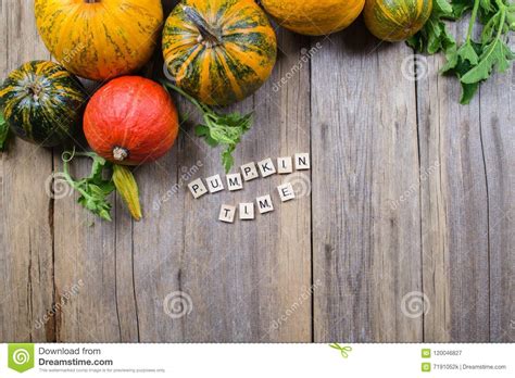 Un Marco De Diversas Calabazas En Un Viejo Fondo De Madera Endecha