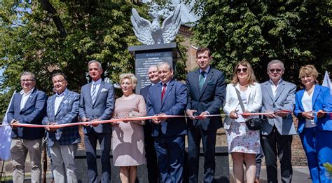 Uroczyste odsłonięcie pomnika w Sochocinie ku czci Poległych Żołnierzy