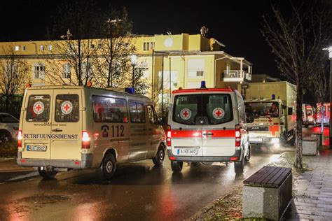 Kissing Dach Von Seniorenheim Durch Sturm Besch Digt Alle