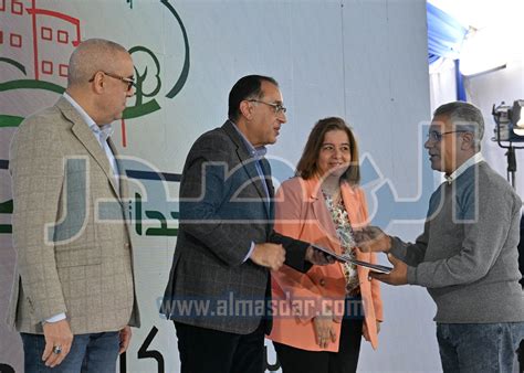 رئيس الوزراء يتفقد ويسلم وحدات سكن لكل المصريين بحدائق أكتوبر