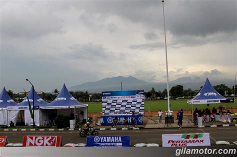 Gallery Pembalap Yamaha Beraksi Di Sirkuit Brigif Gilamotor