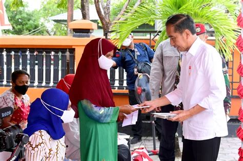 Jokowi Bagikan Bansos BBM Di Maluku Tenggara Targetkan 4 000 Penerima