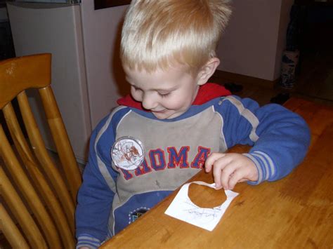 The Do-It-Yourself Mom: Train Themed Preschool Craft: Train Buttons