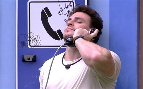 Bbb Gustavo Atende O Big Fone E Cai No Pared O Saiba Quem Ele