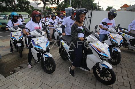 Konvoi Kendaraan Listrik Di Surabaya Antara Foto