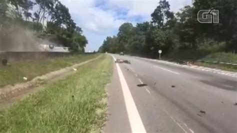 Motociclista Perde Controle Cai Na Via E Faz Carro Capotar Sorocaba