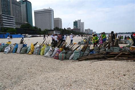 Philstar On Twitter Volunteers Collect Rubbish Washed Ashore