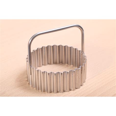 Stainless Steel Round Fluted Cutter With Handle Cm Inches