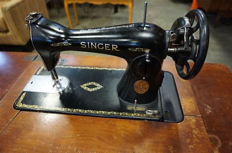 SINGER TREADLE SEWING MACHINE - Big Valley Auction