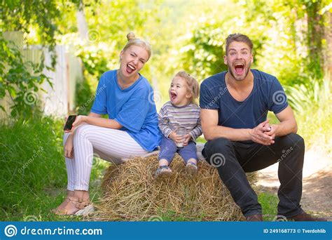 Feliz Familia Joven De Tres Que Se Divierten Juntos Lanzando Padres