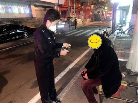 济南一六旬老人深夜走失，民警暖心救助 齐鲁 家属 身份证