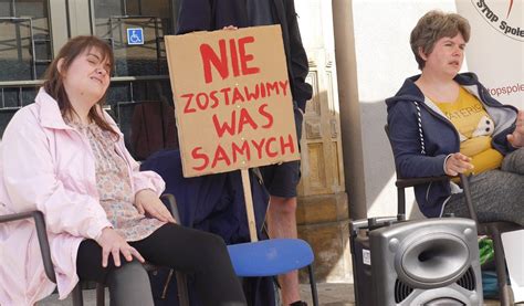 Rodzice Doros Ych Niepe Nosprawnych Dzieci Potrzebuj Pomocy Protest