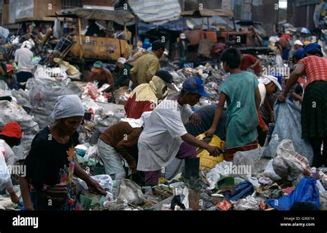 Tondo Squatters Rummaging Through Garbage Heap Manila Philippines