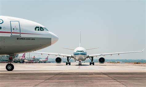 Comparison of two legendary aircraft Boeing 777x vs Boeing 747 aircraft