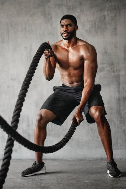 Hombre Musculoso Trabajando En Las Cuerdas De Batalla En Un Gimnasio