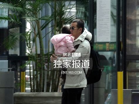 马伊琍一家四口齐现身 文章抱小女儿显父爱 青岛新闻网