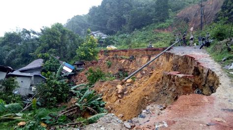 Tanah Longsor Di Tayan Sanggau Satu Rumah Warga Rusak SuaraIndo Id