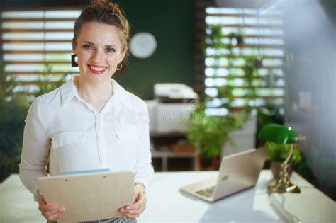 Mujer Elegante Y Feliz Agente Inmobiliario En Oficina Verde Moderna