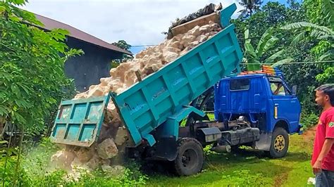 Mobil Dump Truk Toyota Dyna Umplung Bak Besar Bongkar Muatan Batu