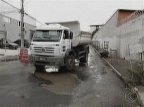 Moradores reclamam de cratera formada em rua após intervenção da Copasa