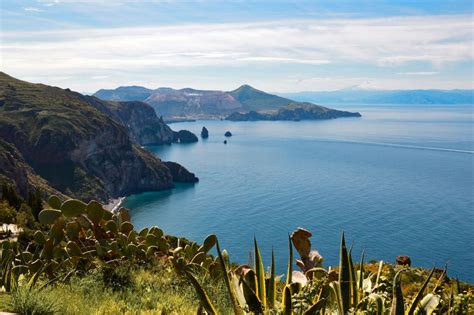 Isole Eolie in barca a vela tra natura e libertà