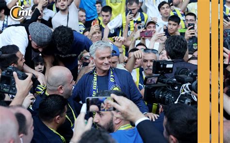 Mourinho fue presentado como DT del Fenerbahçe ante miles de fans