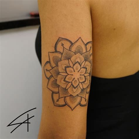 Tatuadora Luana Xavier Mandala Em Pontilhismo Leaf Tattoos Tattoos