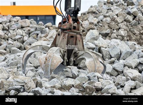 Excavator Claw Moving Natural Stones For Transport Stock Photo Alamy