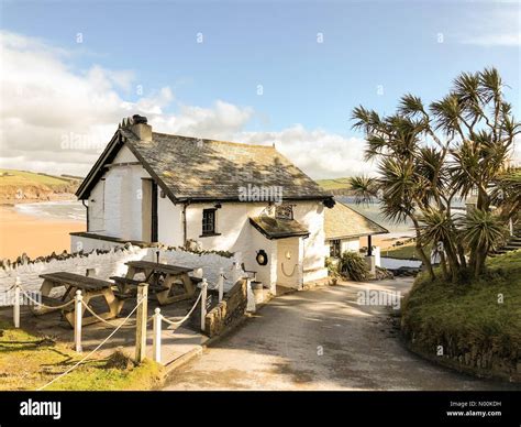 Bigbury. Burgh Island, Bigbury-on-Sea. 13th February 2018. UK Weather: Strong winds brought ...