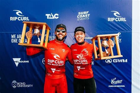 Filipe Toledo e Tyler Wright badalam o sino da vitória no Rip Curl Pro