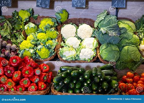 Surtido De Verduras Frescas Y Frutas En El Mostrador Del Supermercado