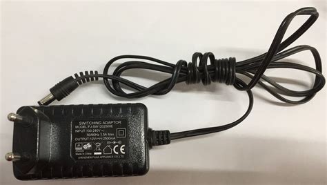 Vareza SWITCHING ADAPTER MODEL FJ SW0902000E INPUT 100 240V 50 60Hz 0