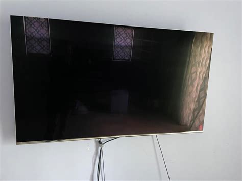 Samsung TV - wall mount included | EstateSales.org