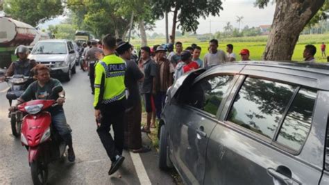 Mengantuk Pengemudi Mobil Tabrak Pohon Di Jalur Pantura Situbondo Tewas