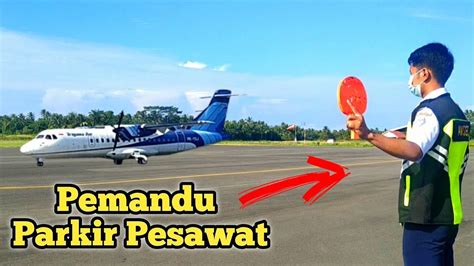 Pelayanan Parkir Pesawat Trigana Air Bandar Udara Namrole Youtube