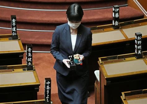 ガーシー氏225日限りで議員身分を剥奪 弁明の女子48党浜田議員がガーシー名札立てる 社会写真ニュース 日刊スポーツ