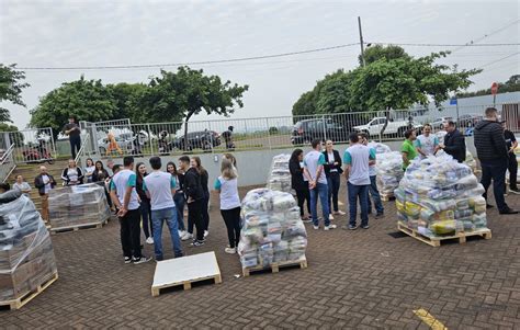 Dia C Copagril Doa Carreta Cheia De Donativos Para Campanha Copagril