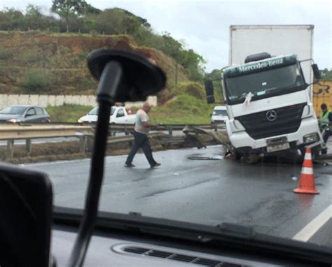 Susto Motorista Perde Controle Da Dire O E Caminh O Acaba