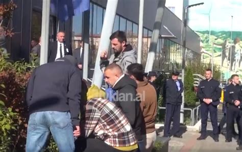 Protesta kundër Asociacionit PSD Kurti po pranon zhbërjen e