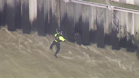 Los Angeles Uomo Cade Nel Fiume In Piena Il Drammatico Salvataggio