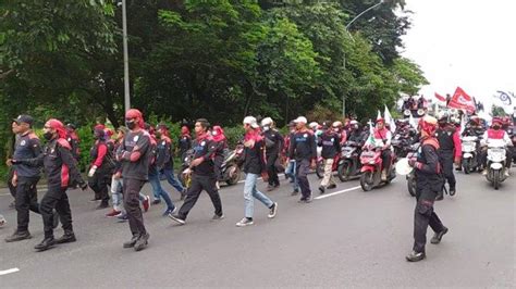 Ribu Buruh Demo Tolak Permenaker Jht Long March Ke Gedung Grahadi