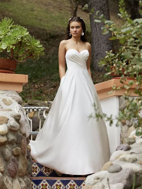 20 Classic Wedding Dresses For Brides With Timeless Style