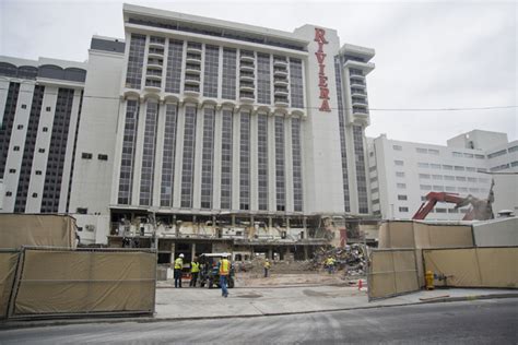 Demolition proceeds at Riviera — PHOTOS – Las Vegas Review-Journal