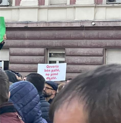 Fotolajm “qeveria Bën Pallë Ne Pimë Dhallë” Pankarta Pikante Nga