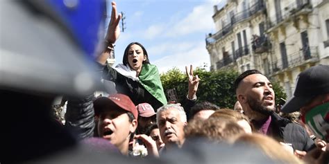 Algérie Des Milliers De Personnes Dans La Rue Des Dizaines De